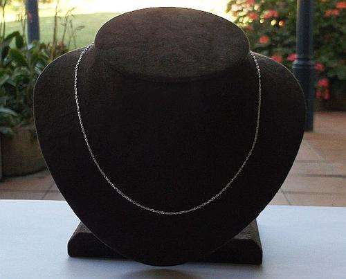 A LOVELY STERLING SILVER NECKLACE WITH A TWIST DESIGN ....40 CM ...FIVE ON AUCTION !!!