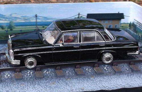 JAMES BOND 007 DIE CAST METAL MODEL FROM OCTOPUSSY...MERCEDES-BENZ 250 SE ...ON THE RAILS !!!!