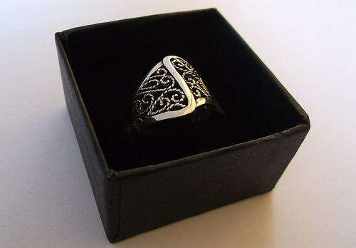 A BEAUTIFULLY STYLED STERLING SILVER RING WITH FILIGREE DETAIL ...EXCELLENT QUALITY !!
