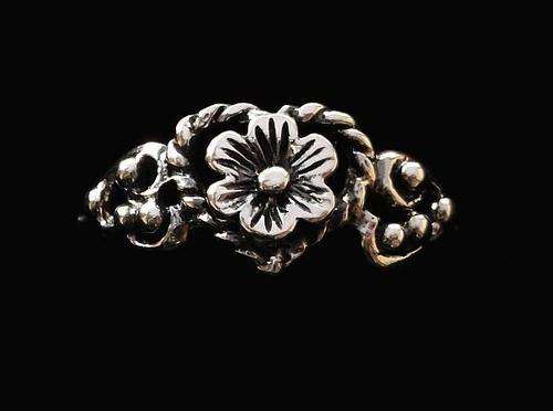 A CHARMING SOLID STERLING SILVER RING WITH HEART AND FLORAL DETAIL ....SO SWEET !!