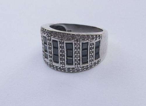 SUPERB PIECE !!! A WIDE HEAVY SOLID STERLING SILVER RING SET WITH FACETED CLEAR & BLACK STONES !!