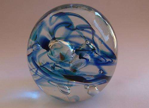 A BEAUTIFUL SOLID GLASS PAPERWEIGHT MADE AND SIGNED BY WORLD FAMOUS DAVID READE
