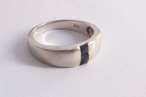 A STUNNING STERLING SILVER RING SET WITH TWO FACETED SQUARE SAPPHIRES !!!
