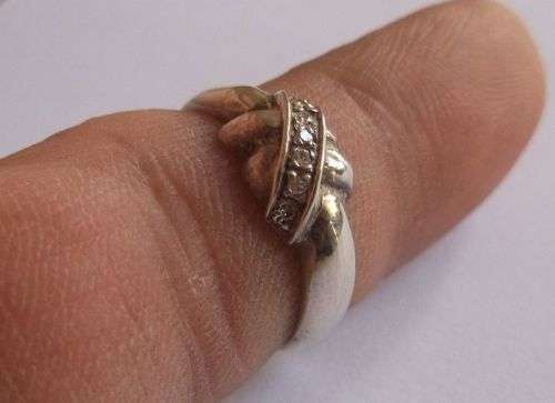 A STYLISH STERLING SILVER RING WITH "KNOT" OR BOW DESIGN AND FACETED CLEAR STONES !! SWEET !!