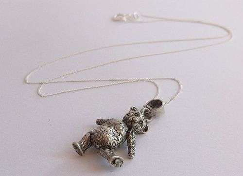 AN ELEGANT STERLING SILVER NECKLACE WITH AN ARTICULATED STERLING SILVER BEAR PENDANT !!! CUTE !!!