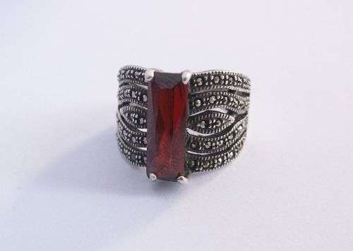 AN EXCEPTIONALLY OUTSTANDING STERLING SILVER RING SET WITH MARCASITE AND A FACETED RED STONE !!! WOW