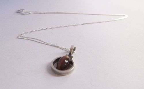 A CHARMING STERLING SILVER NECKLACE PLUS A STERLING SILVER DESIGNER PENDANT SET WITH TIGERS EYE