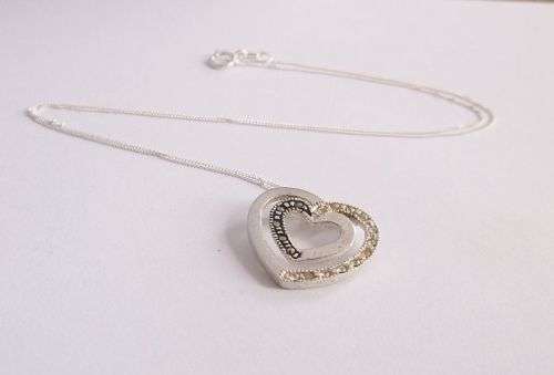 A DELICATE STERLING SILVER NECKLACE WITH A "GEM" SET STERLING SILVER HEART PENDANT !!!