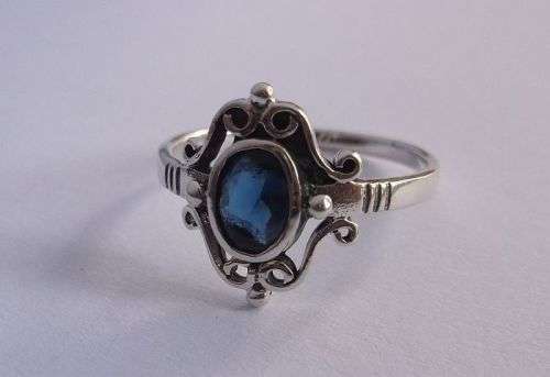 A STUNNING SOLID STERLING SILVER RING SET WITH AN EYE CATCHING FACETED BLUE STONE ...WOW !!!