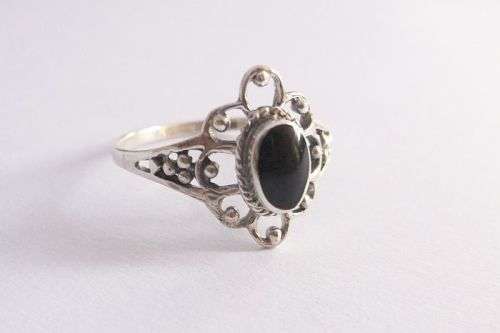 A GREAT LOOKING SOLID STERLING SILVER RING SET WITH AN ONYX LOOK CENTER...LOVELY !!!