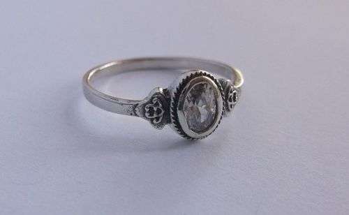 A BEAUTIFUL DAINTY STERLING SILVER RING SET WITH A FACETED CLEAR STONE....WOW !!!