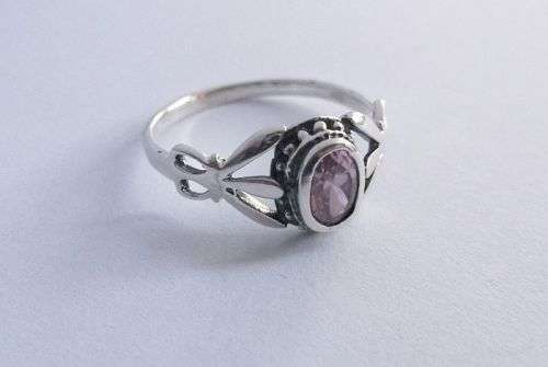 A DELIGHTFUL STERLING SILVER RING SET WITH A FACETED PINK STONE !!! GREAT DESIGN !!