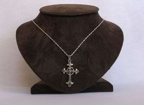 A DAINTY STERLING SILVER NECKLACE WITH A MARCASITE SET STERLING SILVER CROSS PENDANT !!!