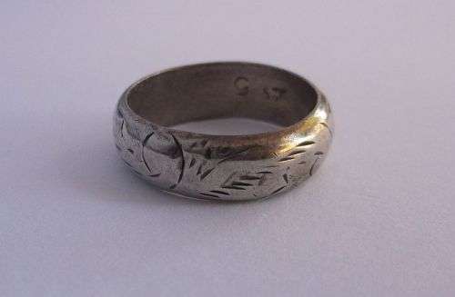A DAINTY VINTAGE STERLING SILVER RING WITH INCISED DECORATION ...TINY SIZE !!