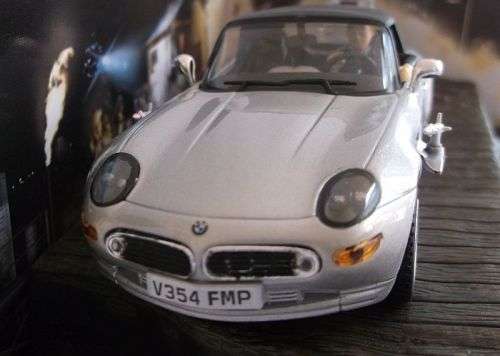 JAMES BOND 007 ...DIE CAST METAL BMW Z8 FROM "THE WORLD IS NOT ENOUGH"....REAL ACTION SCENE !!!
