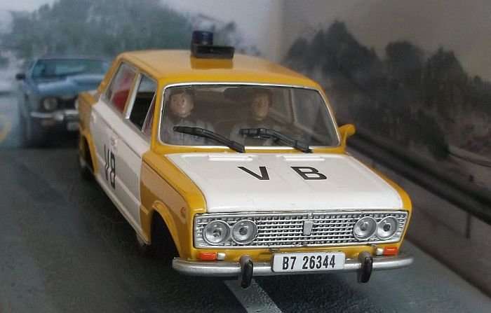 JAMES BOND 007 ...DIE CAST METAL LADA 1500 FROM "THE LIVING DAYLIGHTS" ....COOL ACTION SCENE !!!
