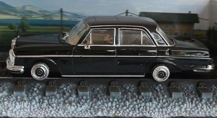 JAMES BOND 007 ...DIE CAST METAL MERCEDES-BENZ 250 SE FROM " OCTOPUSSY" ...ACTION GALORE HERE !!!