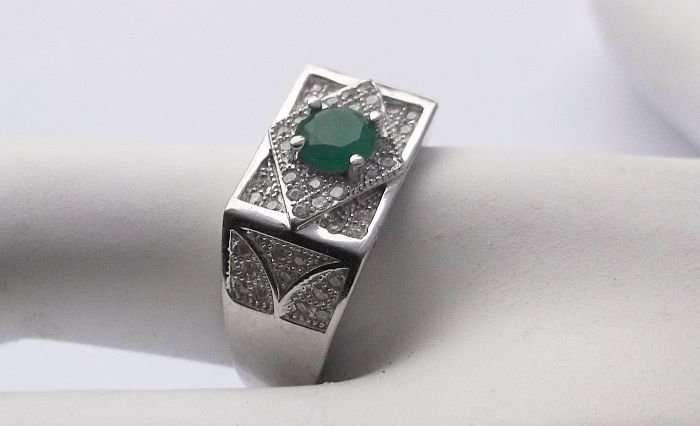 AN INTRICATELY DETAILED SOLID STERLING SILVER RING WITH TINY FACETED STONES AND A GREEN CENTER STONE