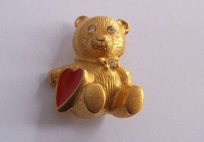 AN ADORABLE VINTAGE DESIGNER TEDDY BEAR BROOCH WITH RED ENAMEL HEART ...MUST HAVE !!