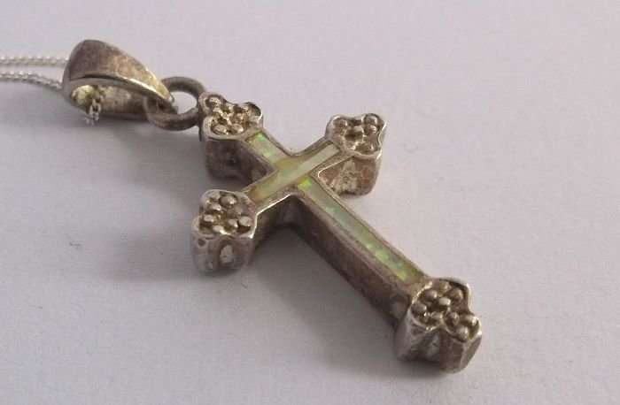 A LOVELY STERLING SILVER NECKLACE PLUS CROSS PENDANT SET WITH A FIERY "STONE" ? SEE PICS !! NICE