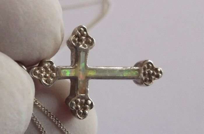 A LOVELY STERLING SILVER NECKLACE PLUS CROSS PENDANT SET WITH A FIERY "STONE" ? SEE PICS !! NICE