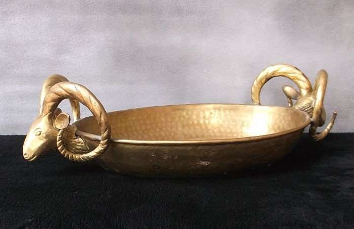 AN EYE CATCHING OLD BRASS / BRONZE BOWL WITH INTRICATELY DETAILED GOAT HEAD HANDLES...AWESOME FIND !