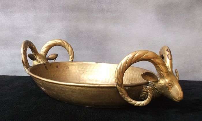 AN EYE CATCHING OLD BRASS / BRONZE BOWL WITH INTRICATELY DETAILED GOAT HEAD HANDLES...AWESOME FIND !