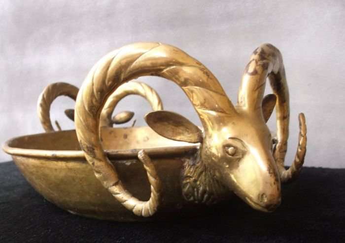 AN EYE CATCHING OLD BRASS / BRONZE BOWL WITH INTRICATELY DETAILED GOAT HEAD HANDLES...AWESOME FIND !