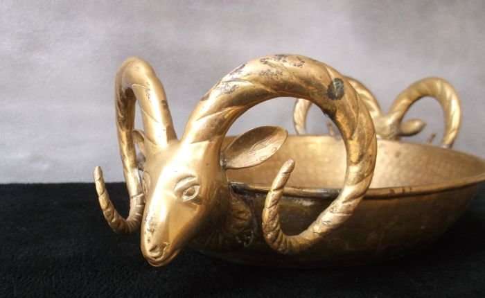 AN EYE CATCHING OLD BRASS / BRONZE BOWL WITH INTRICATELY DETAILED GOAT HEAD HANDLES...AWESOME FIND !