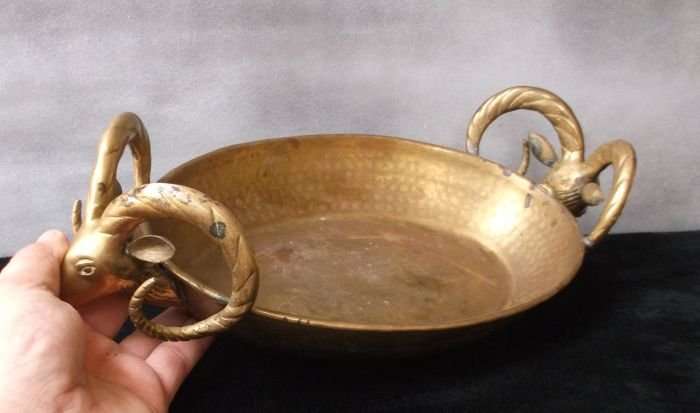 AN EYE CATCHING OLD BRASS / BRONZE BOWL WITH INTRICATELY DETAILED GOAT HEAD HANDLES...AWESOME FIND !
