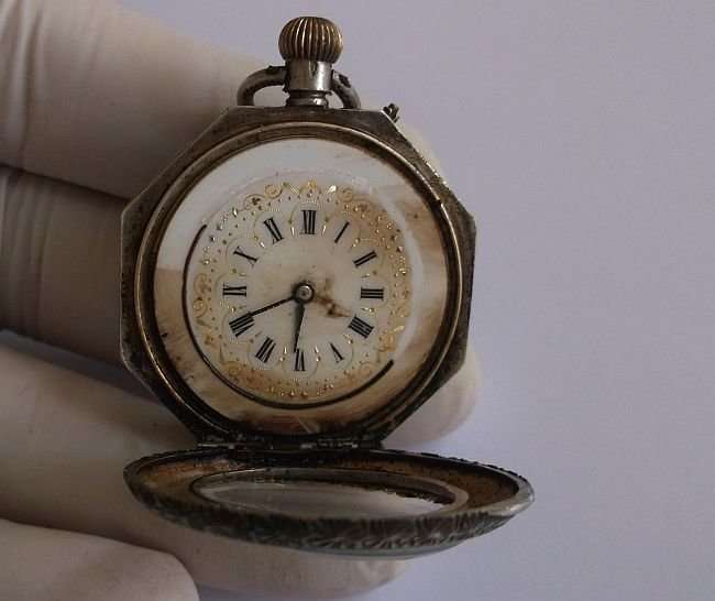 A CLASSY VINTAGE / ANTIQUE SILVER LADIES POCKET WATCH ...SPARES OR REPAIRS...NOT WORKING...