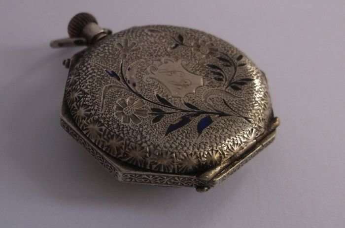 A CLASSY VINTAGE / ANTIQUE SILVER LADIES POCKET WATCH ...SPARES OR REPAIRS...NOT WORKING...