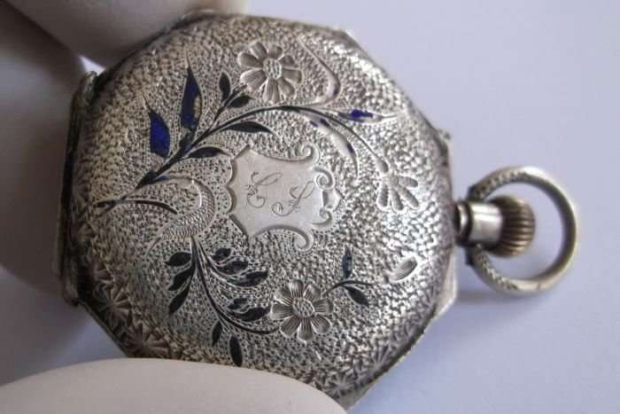 A CLASSY VINTAGE / ANTIQUE SILVER LADIES POCKET WATCH ...SPARES OR REPAIRS...NOT WORKING...