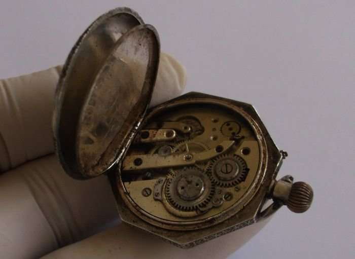 A CLASSY VINTAGE / ANTIQUE SILVER LADIES POCKET WATCH ...SPARES OR REPAIRS...NOT WORKING...