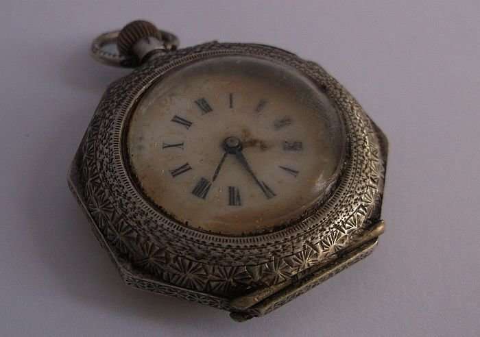 A CLASSY VINTAGE / ANTIQUE SILVER LADIES POCKET WATCH ...SPARES OR REPAIRS...NOT WORKING...