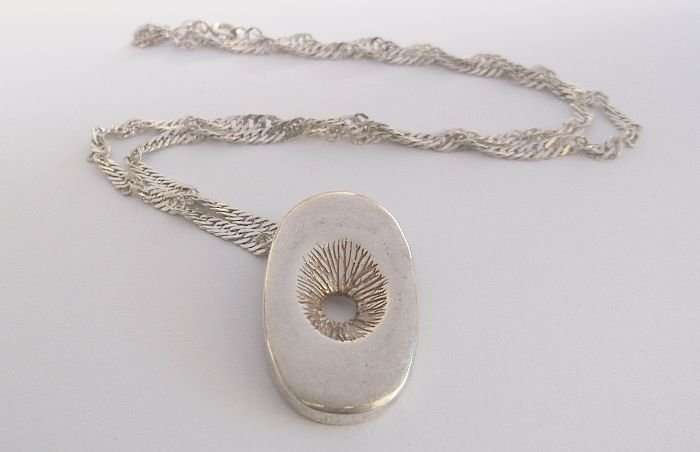 A BRILLIANT STERLING SILVER NECKLACE WITH A LARGE SOLID STERLING SILVER PENDANT - DESIGNER LOOK !!