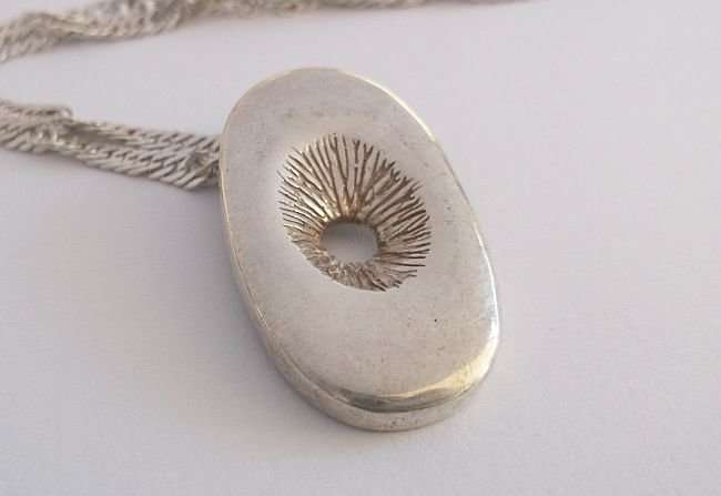 A BRILLIANT STERLING SILVER NECKLACE WITH A LARGE SOLID STERLING SILVER PENDANT - DESIGNER LOOK !!