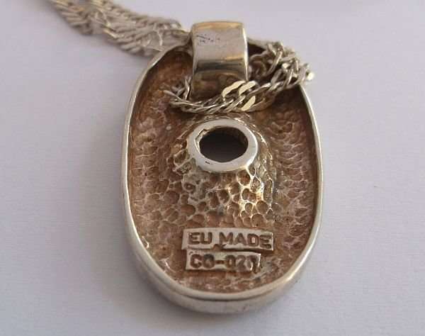 A BRILLIANT STERLING SILVER NECKLACE WITH A LARGE SOLID STERLING SILVER PENDANT - DESIGNER LOOK !!