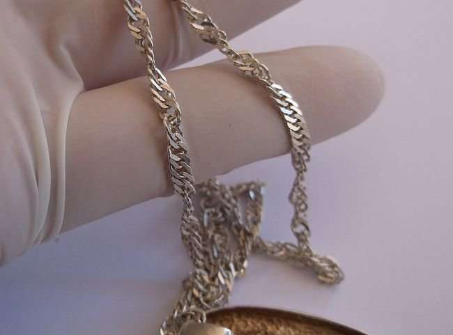 A BRILLIANT STERLING SILVER NECKLACE WITH A LARGE SOLID STERLING SILVER PENDANT - DESIGNER LOOK !!