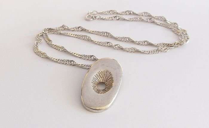 A BRILLIANT STERLING SILVER NECKLACE WITH A LARGE SOLID STERLING SILVER PENDANT - DESIGNER LOOK !!