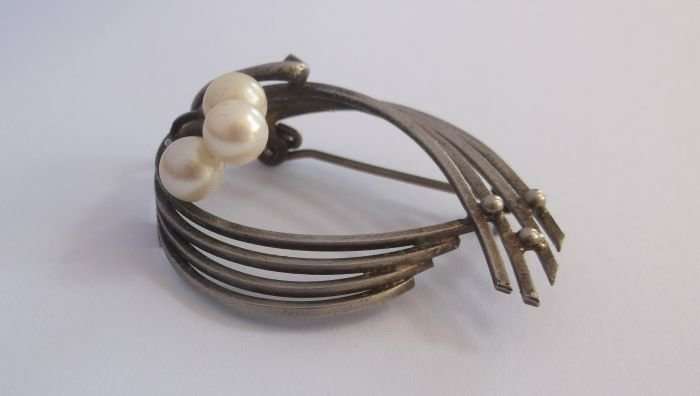 CLASSIC FIND !!! A VINTAGE SILVER BROOCH SET WITH GENUINE PEARLS....WOW !!!