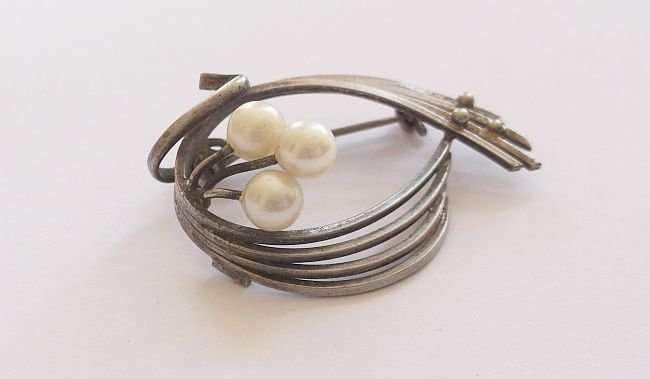 CLASSIC FIND !!! A VINTAGE SILVER BROOCH SET WITH GENUINE PEARLS....WOW !!!