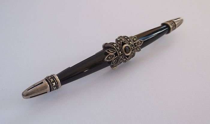 SIMPLY GORGEOUS !!! AN ITALIAN MADE ONYX AND STERLING SILVER BROOCH...PLEASE READ