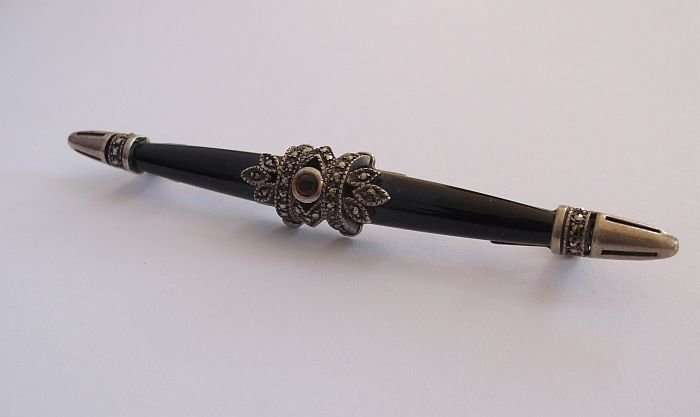 SIMPLY GORGEOUS !!! AN ITALIAN MADE ONYX AND STERLING SILVER BROOCH...PLEASE READ