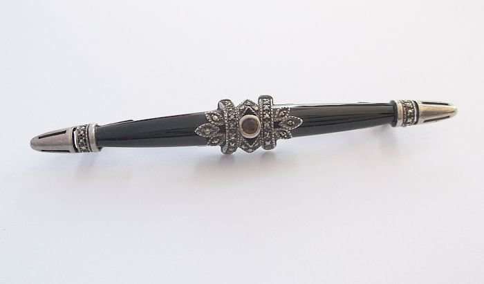 SIMPLY GORGEOUS !!! AN ITALIAN MADE ONYX AND STERLING SILVER BROOCH...PLEASE READ