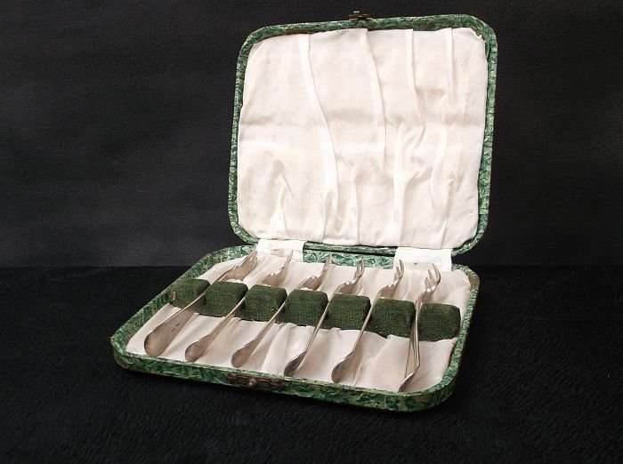 A SET OF SIX DUTCH SILVER FORKS