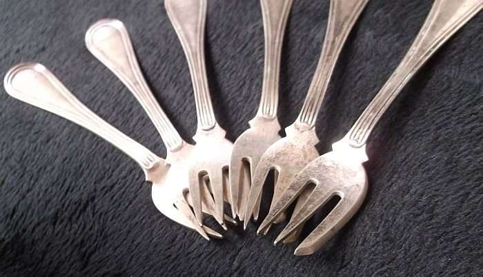 A SET OF SIX DUTCH SILVER FORKS