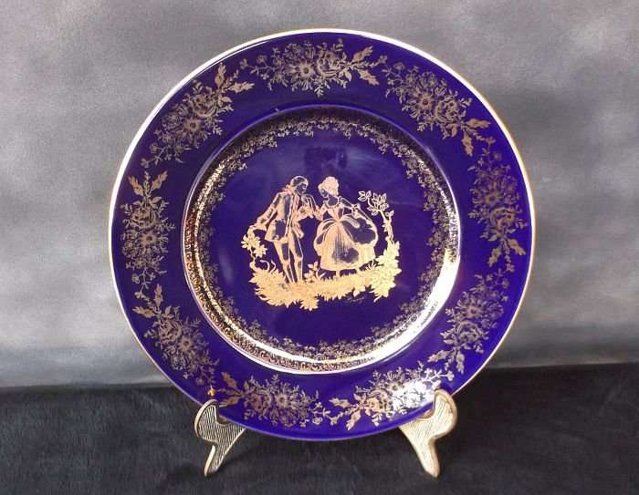 A VINTAGE LIMOGES PLATE WITH A ROMANTIC THEME