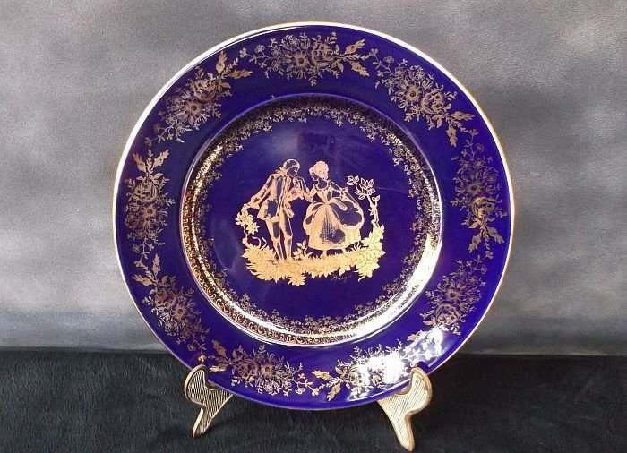 A VINTAGE LIMOGES PLATE WITH A ROMANTIC THEME