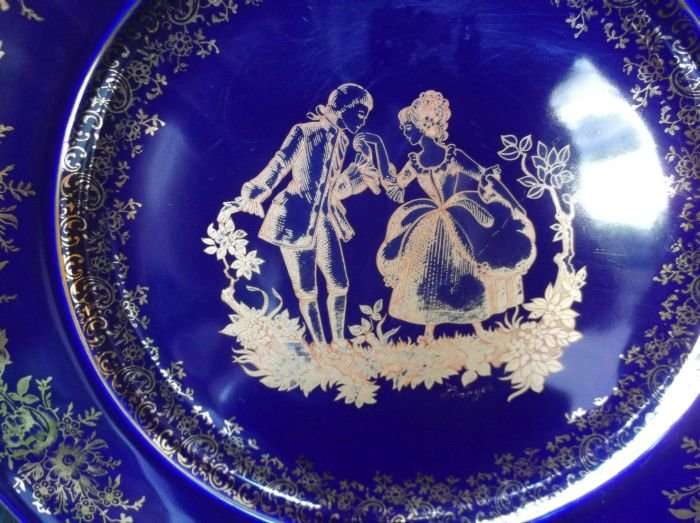 A VINTAGE LIMOGES PLATE WITH A ROMANTIC THEME